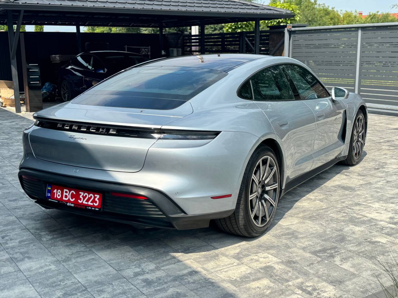PORSCHE TAYCAN