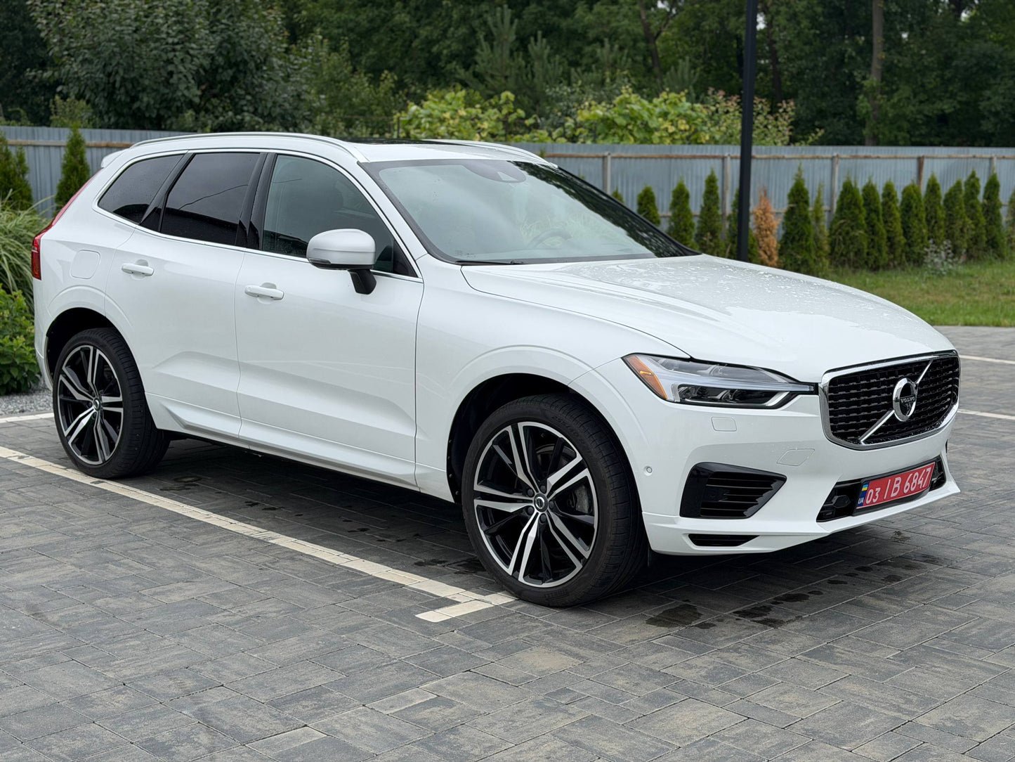 2019 VOLVO XC60 R-DESIGN T8 PLUG-IN HYBRID