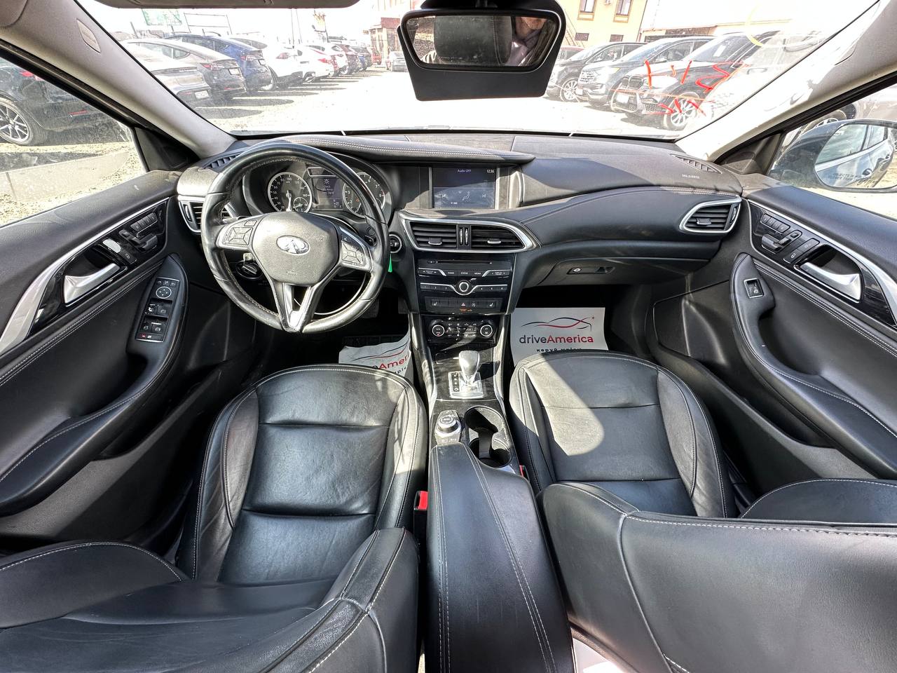 2017 INFINITI QX30 LUXURY