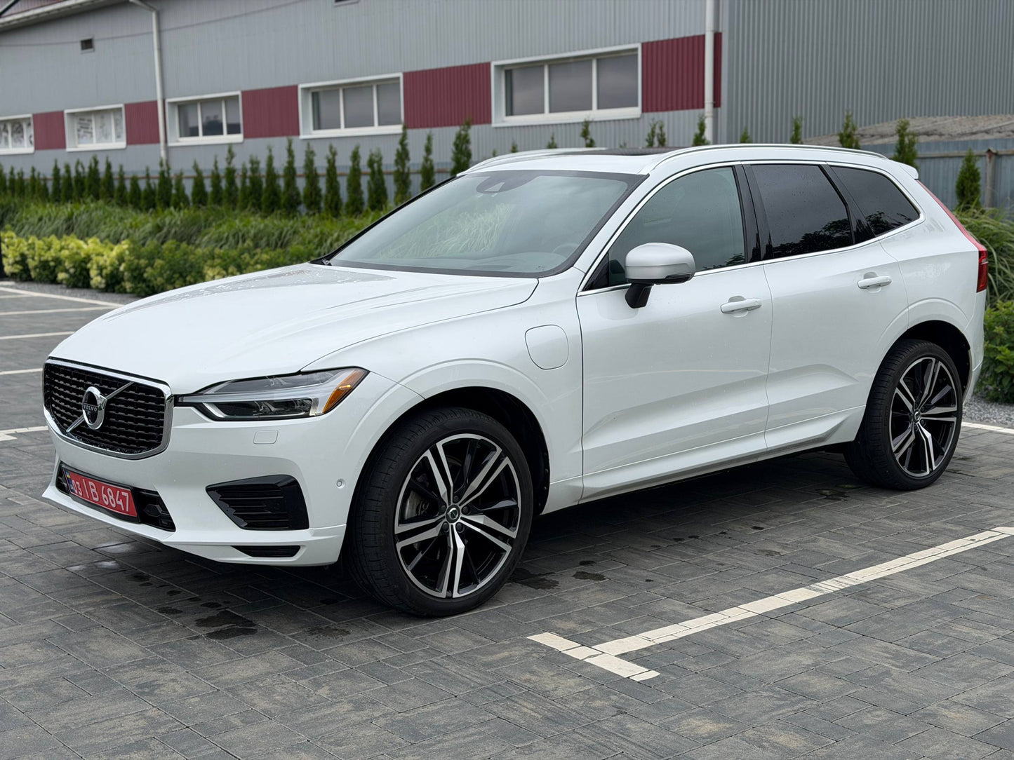 2019 VOLVO XC60 R-DESIGN T8 PLUG-IN HYBRID