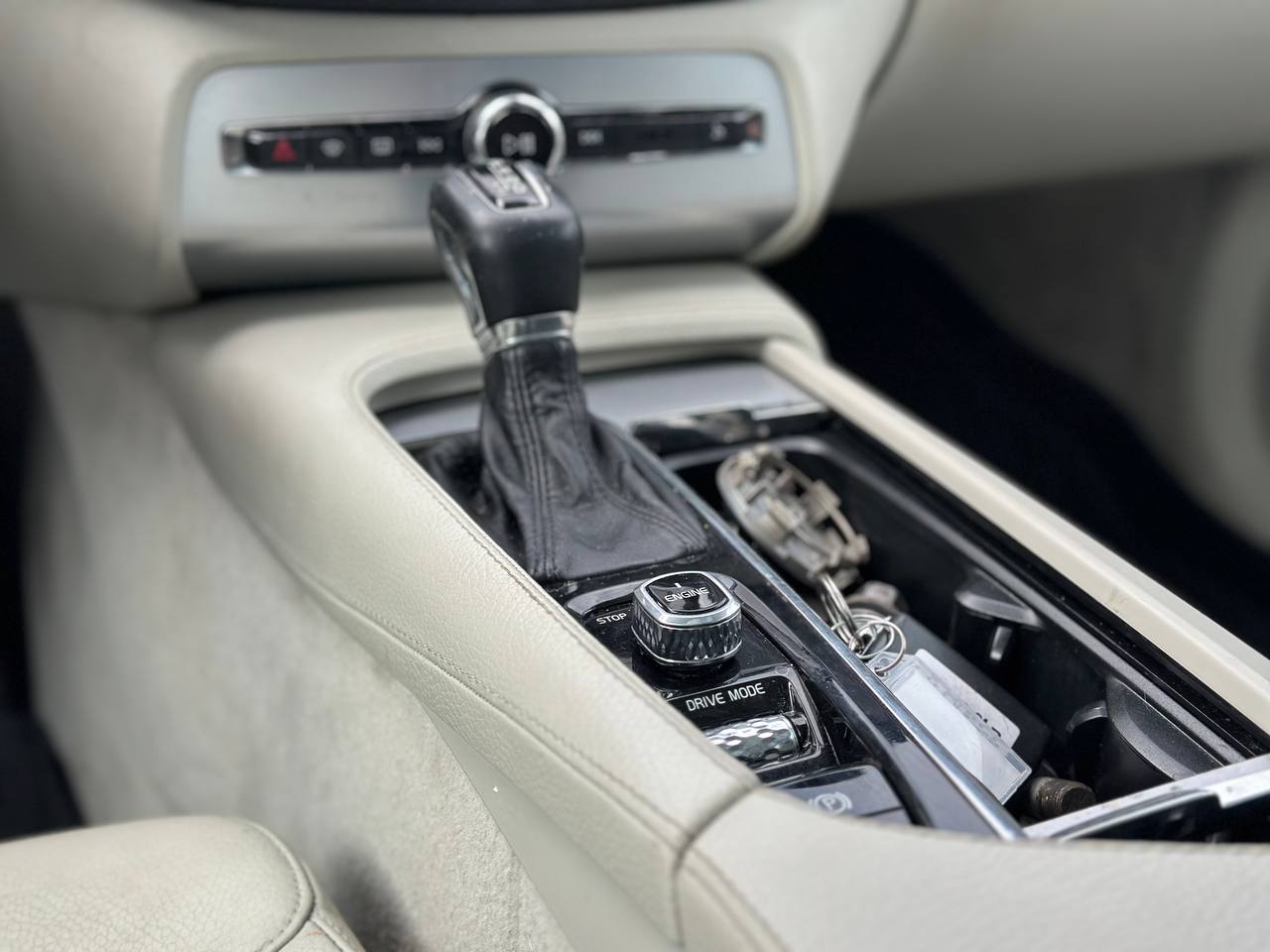 2016 VOLVO XC90 T6 MOMENTUM