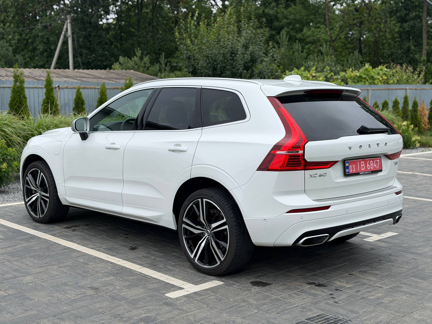 2019 VOLVO XC60 R-DESIGN T8 PLUG-IN HYBRID