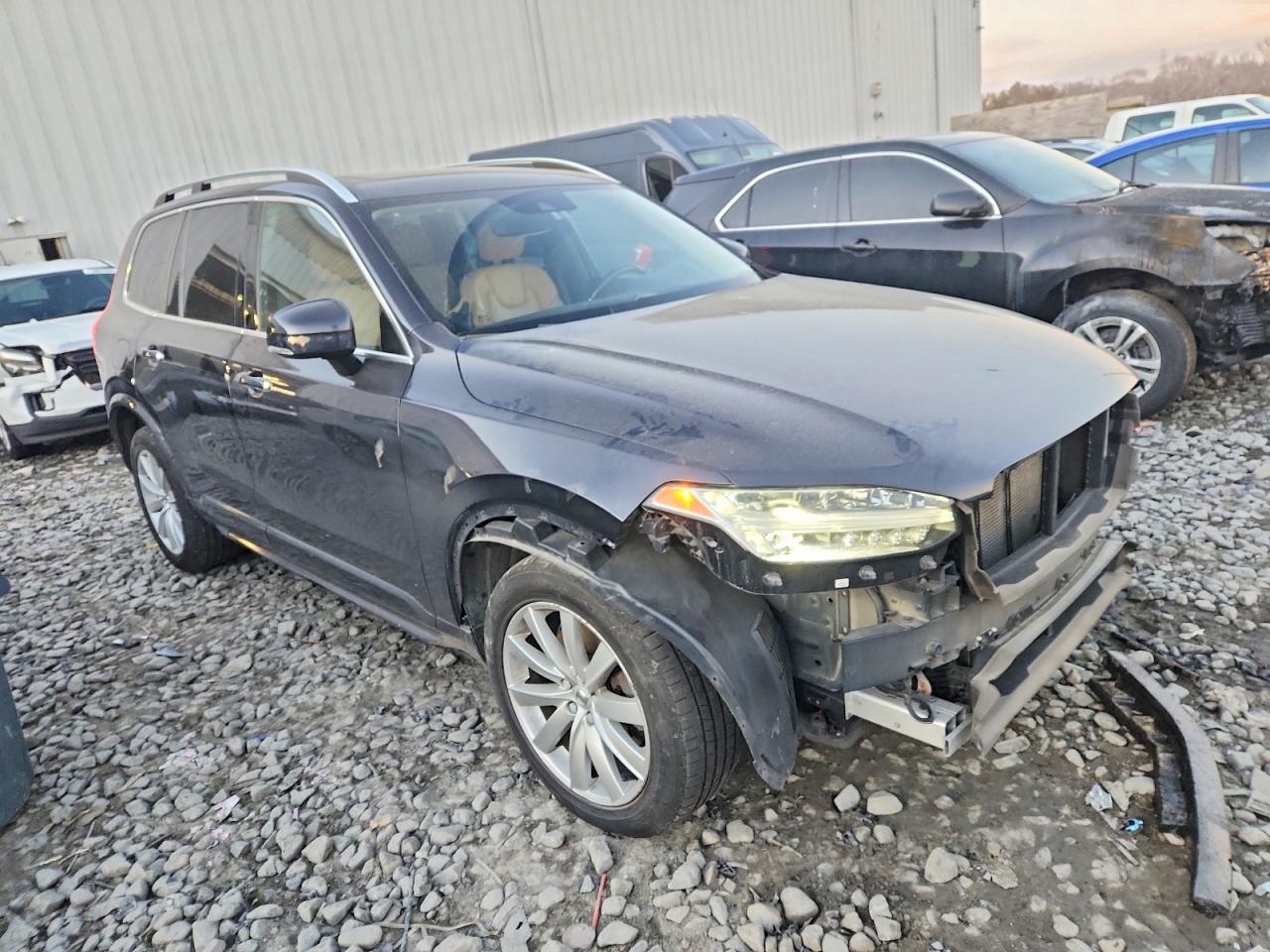 2016 VOLVO XC90 T6 MOMENTUM