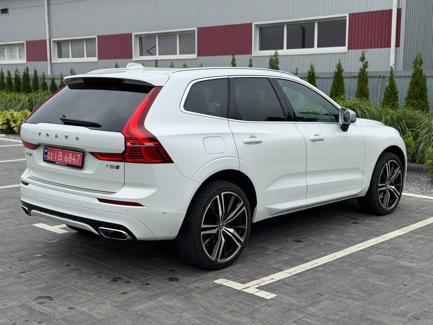 2019 VOLVO XC60 R-DESIGN T8 PLUG-IN HYBRID