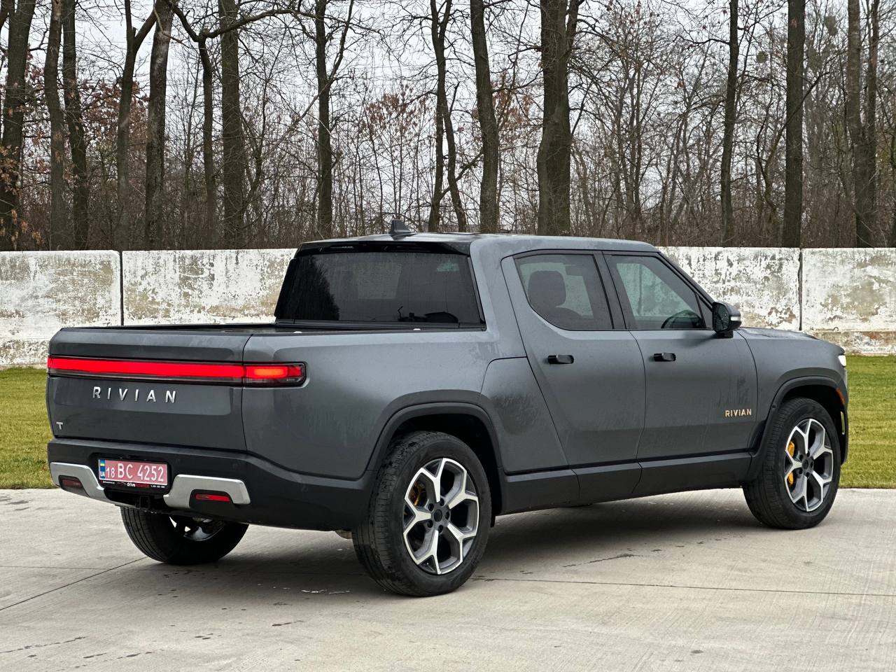 2022 RIVIAN R1T ADVENTURE QUAD MOTOR LARGE