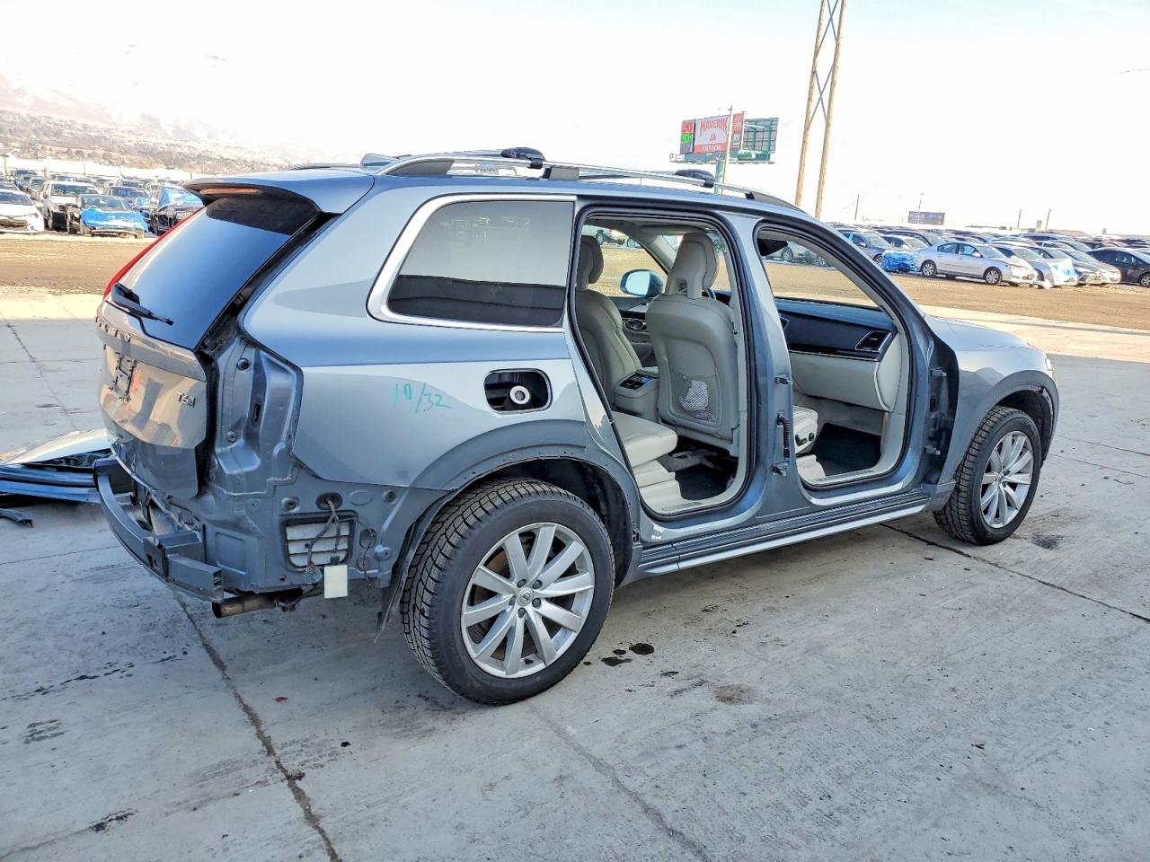 2016 VOLVO XC90 T6 MOMENTUM