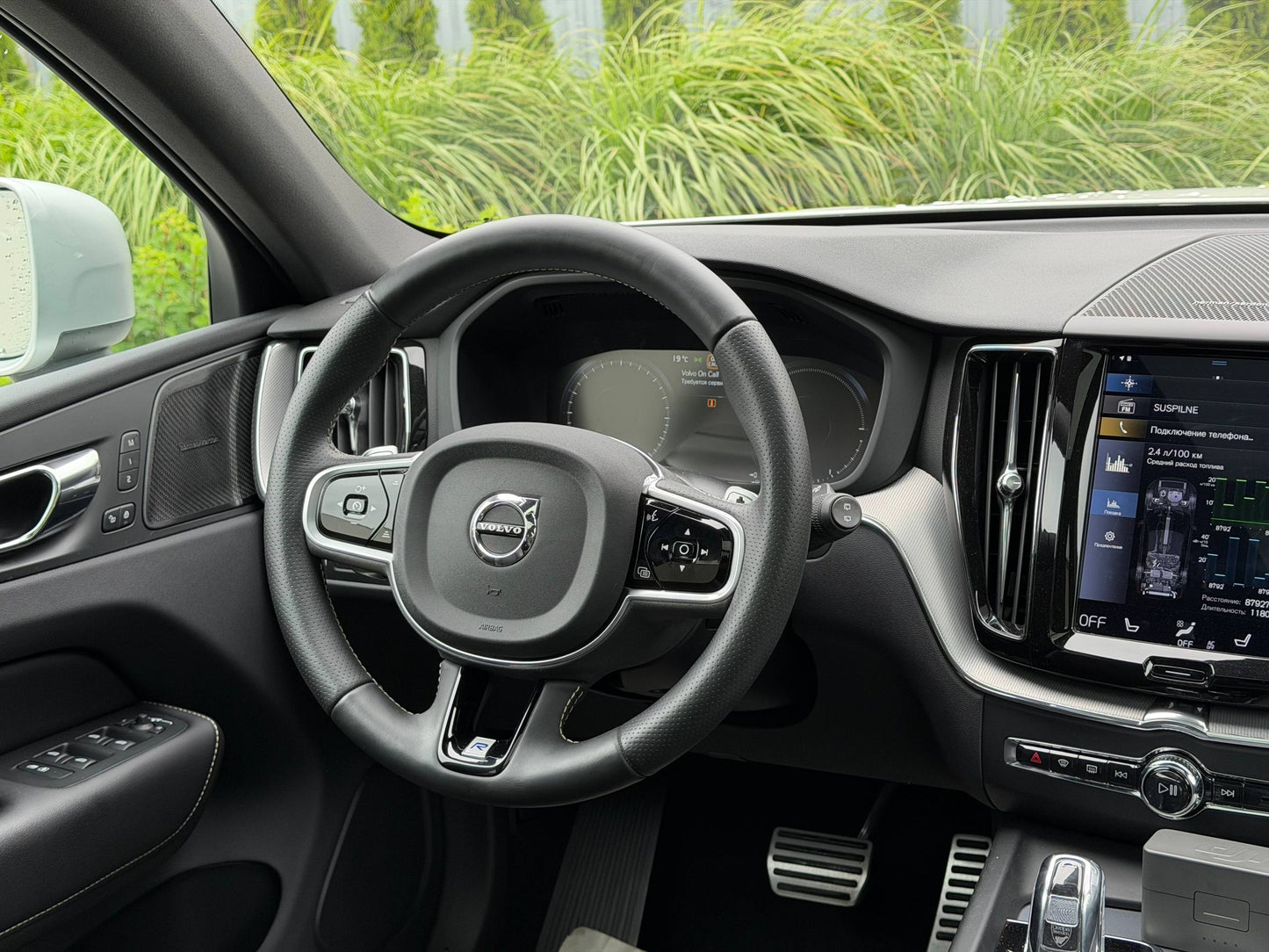 2019 VOLVO XC60 R-DESIGN T8 PLUG-IN HYBRID