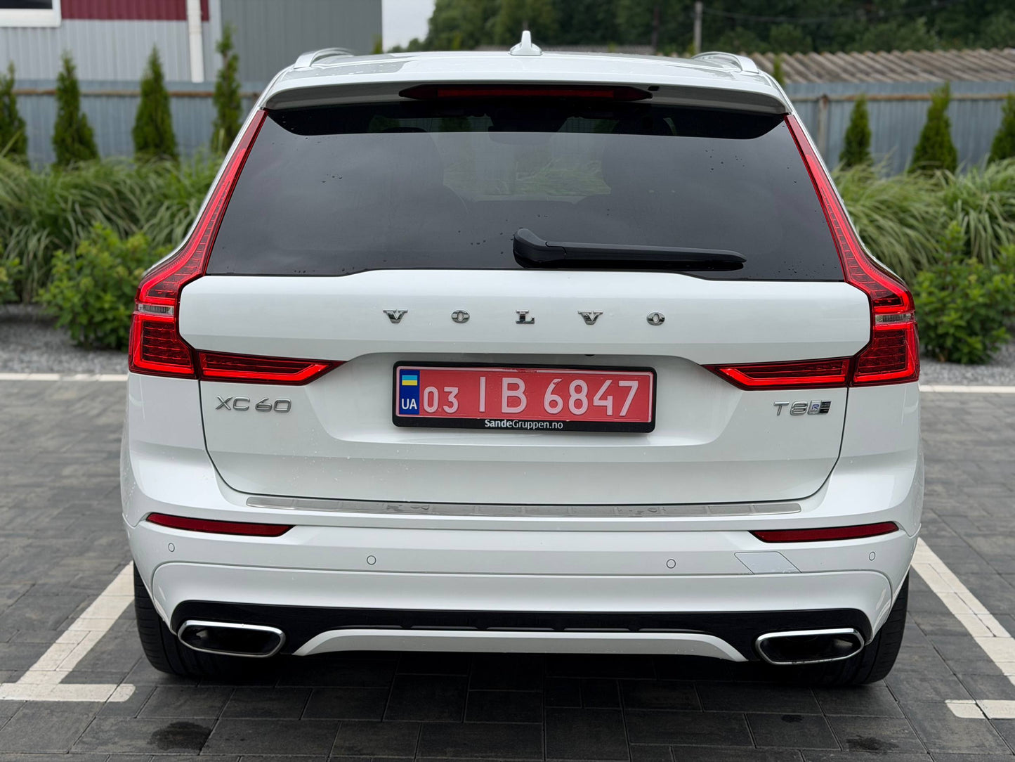 2019 VOLVO XC60 R-DESIGN T8 PLUG-IN HYBRID