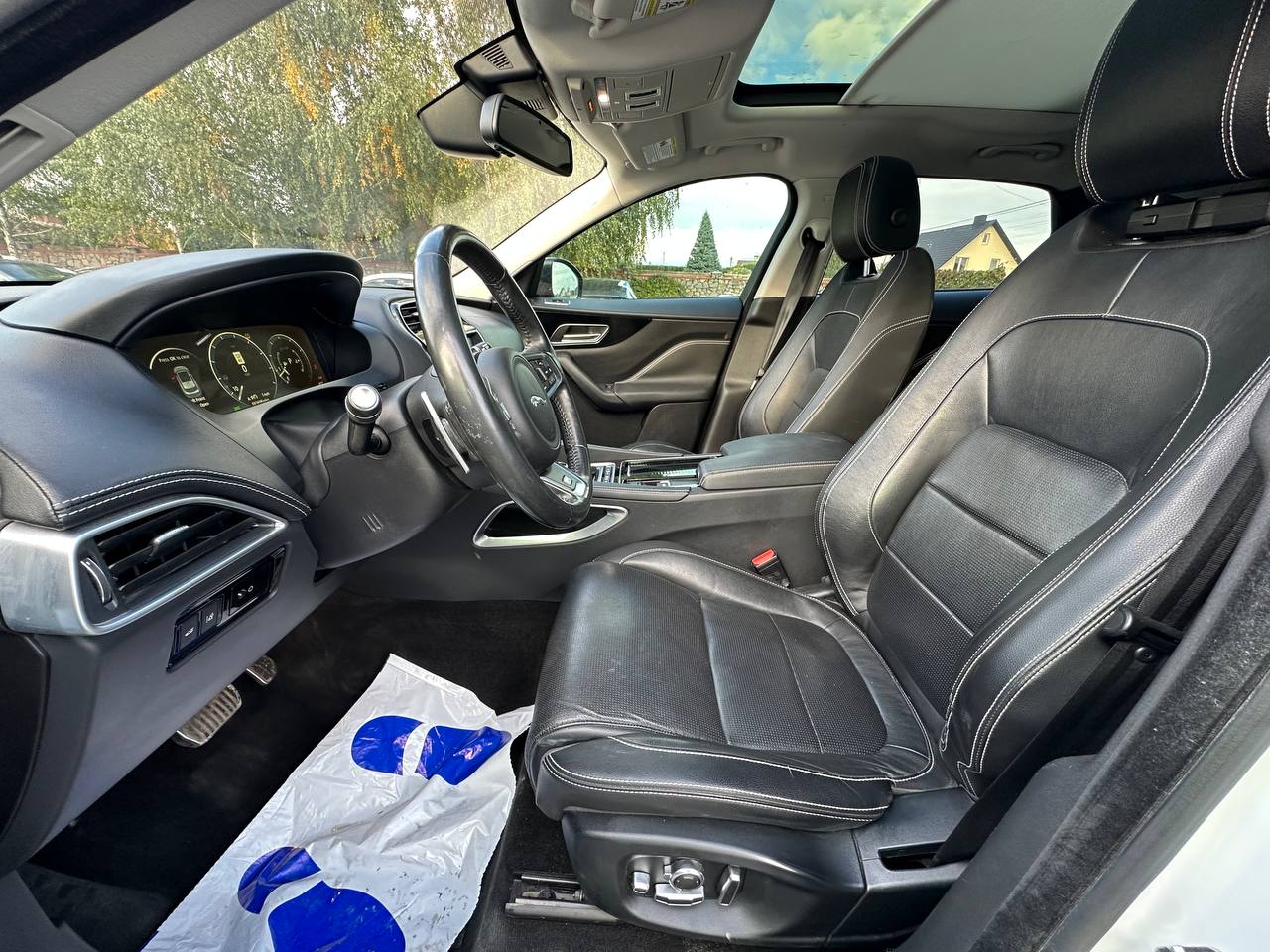 JAGUAR F-PACE R - SPORT