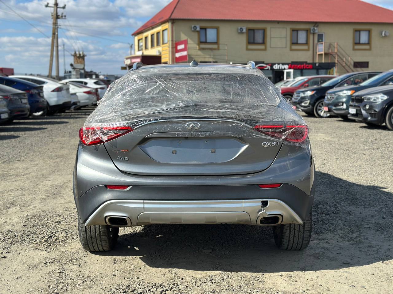 2017 INFINITI QX30 LUXURY