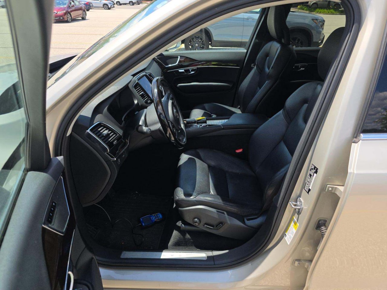 2016 VOLVO XC90 T6 MOMENTUM