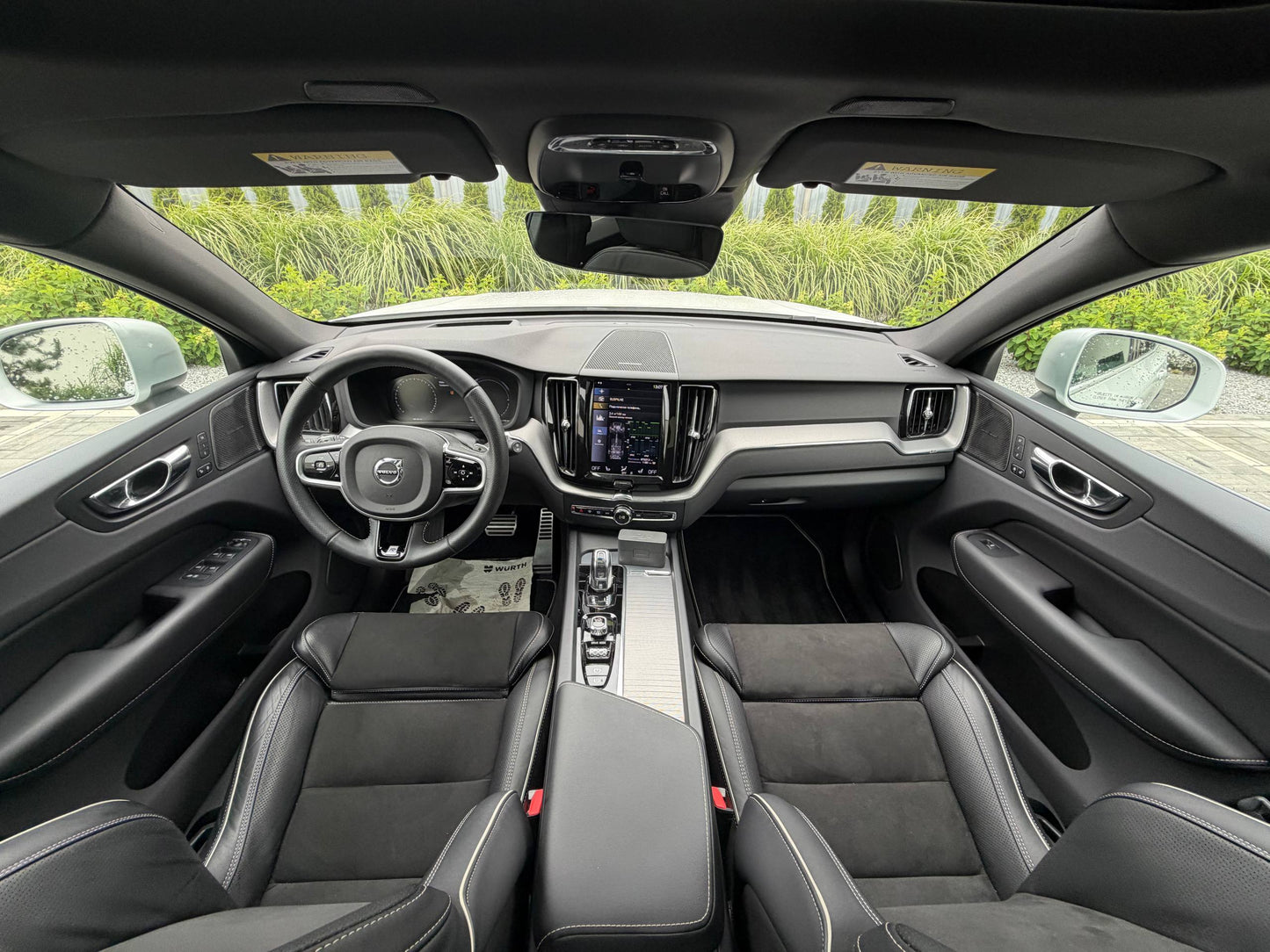 2019 VOLVO XC60 R-DESIGN T8 PLUG-IN HYBRID