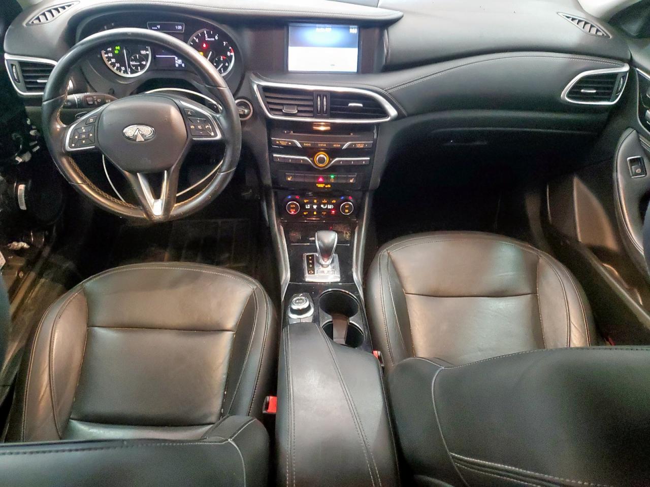 INFINITI QX30 LUXURY