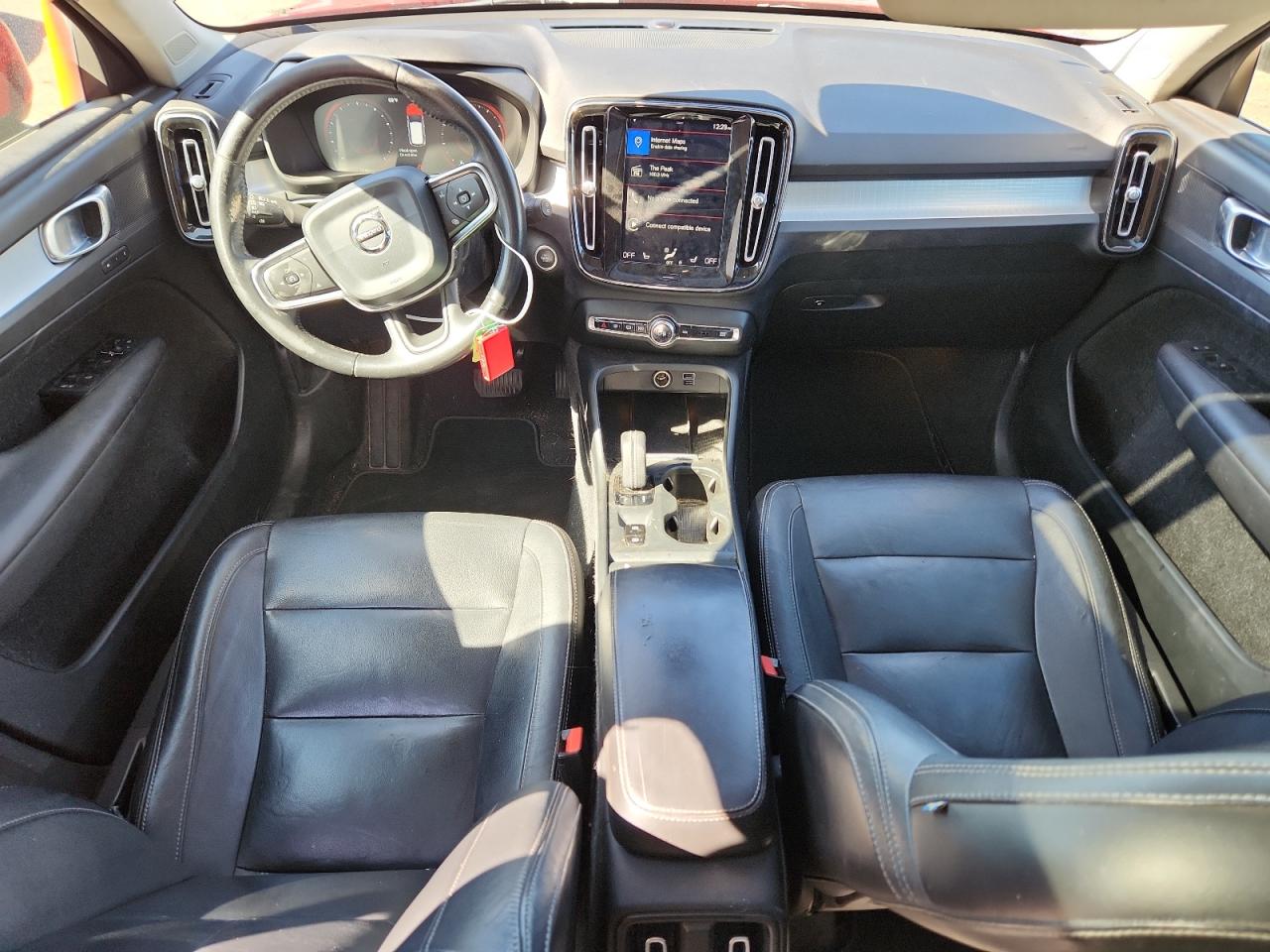 VOLVO XC40 T5 MOMENTUM