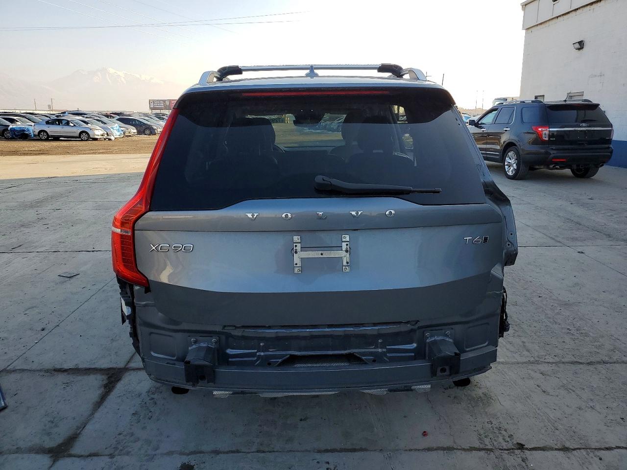 2016 VOLVO XC90 T6 MOMENTUM