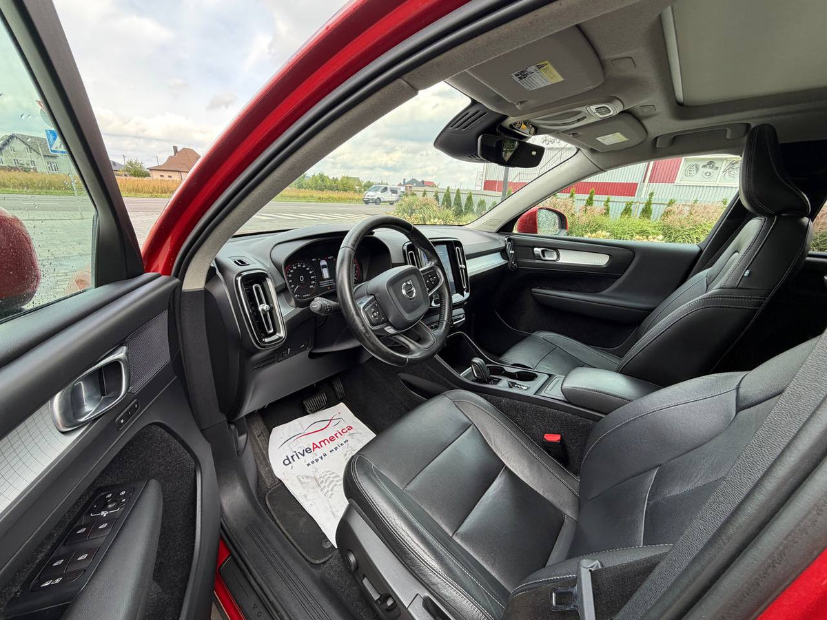 2019 VOLVO XC40 T5 MOMENTUM