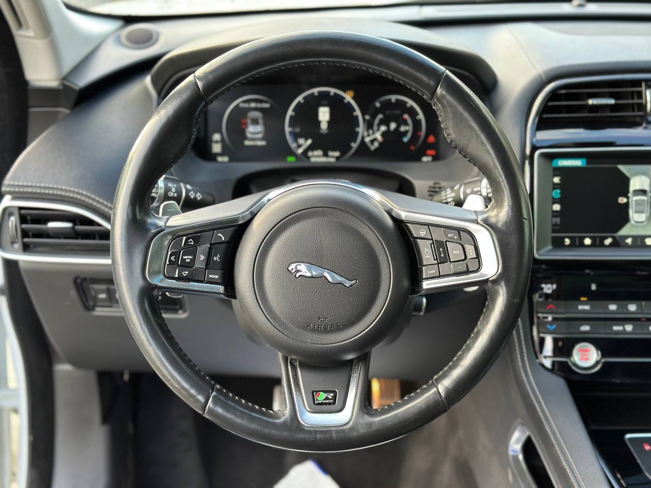 JAGUAR F-PACE R - SPORT