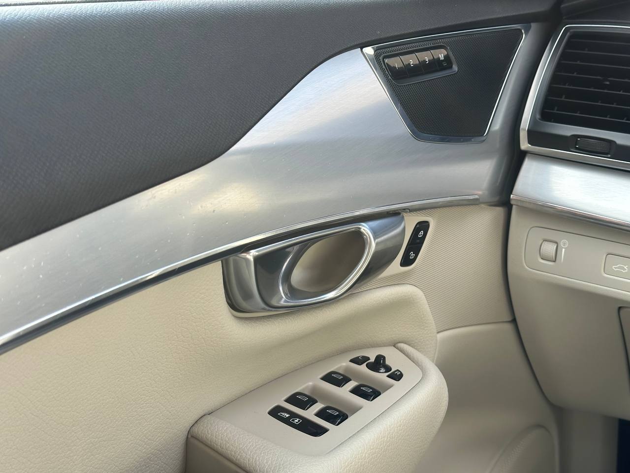 2016 VOLVO XC90 T6 MOMENTUM