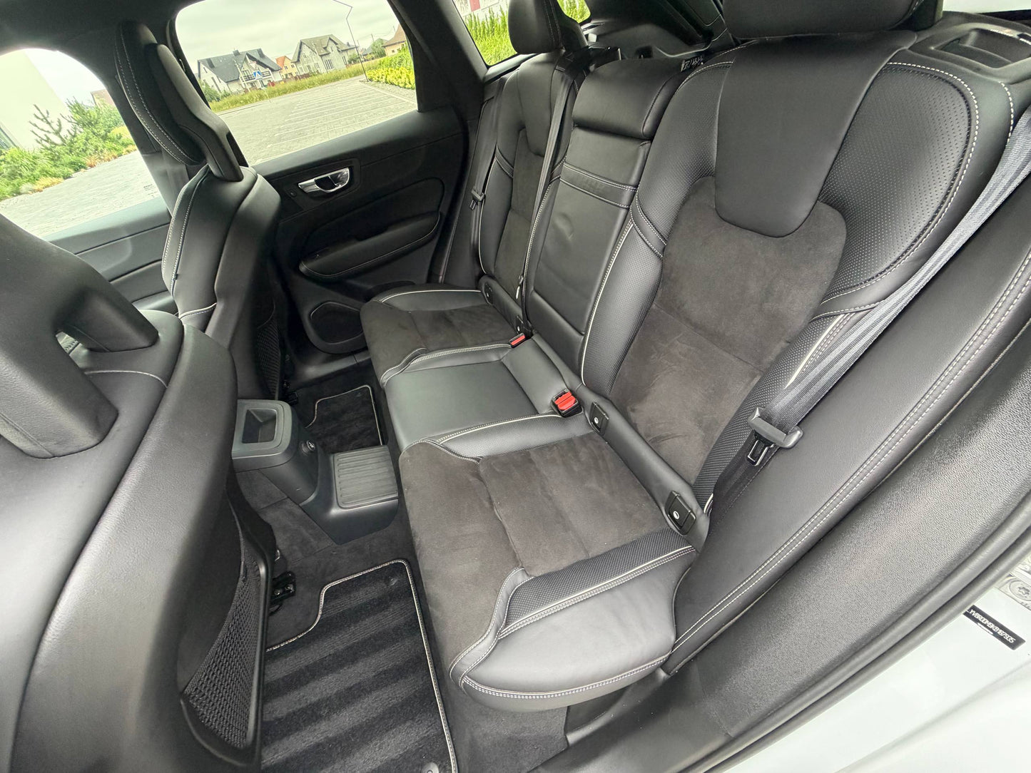 2019 VOLVO XC60 R-DESIGN T8 PLUG-IN HYBRID